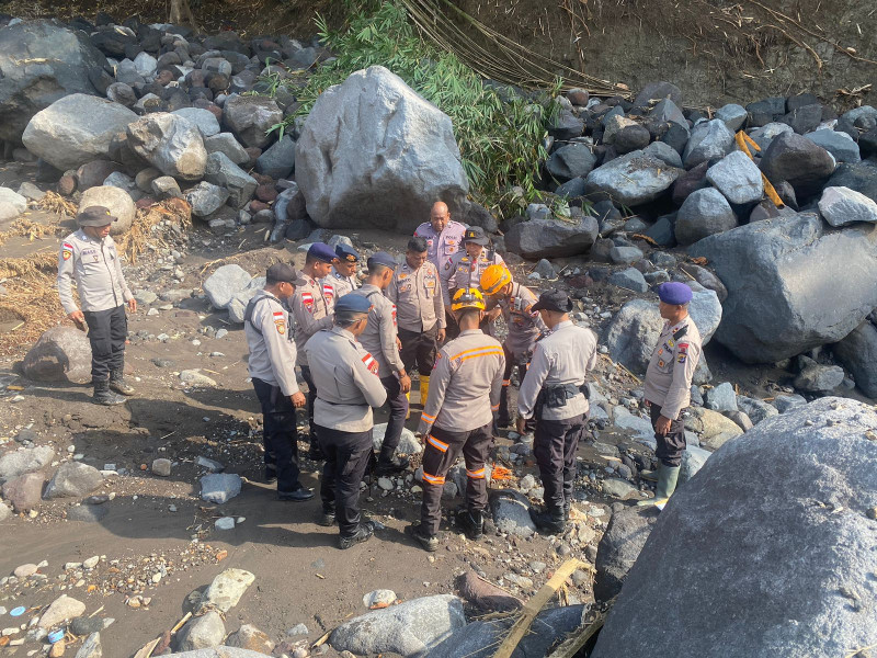 Tim K9 SAR Ditpolsatwa Baharkam Polri Diterjunkan Bantu Pencarian Korban Bencana Alam di NTT