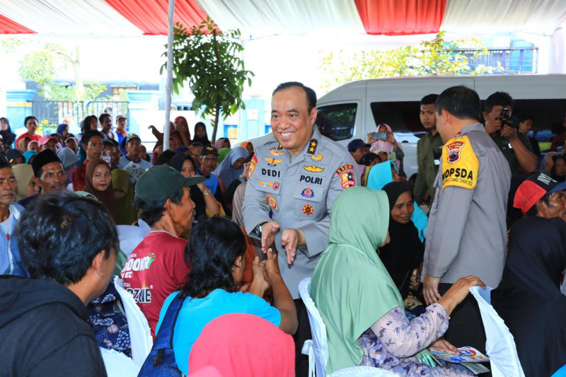 As-SDM Kapolri dan Rombongan Hibur Anak-anak Korban Banjir Demak di Posko Trauma Healing