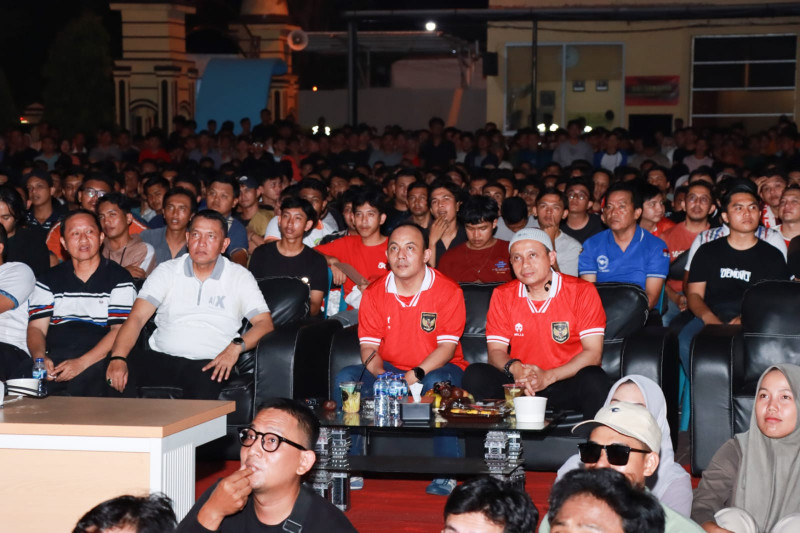 Polisi Bersama Masyarakat Di Aceh Nobar Semifinal Piala Asia U-23, Indonesia VS Uzbekistan