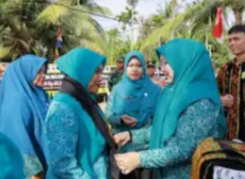 Wakil Bupati bersama Ketua dan Wakil Ketua TP PKK Aceh Besar Sambut Tim Penilai Lomba Gelari Pelangi PKK Tingkat Provinsi Aceh di Gla Meunasah Baro
