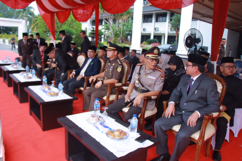 Pj. Sekda Aceh Bersama Dirbinmas Polda Aceh Hadiri Peringatan Hardiknas Di Kantor Gubernur Aceh