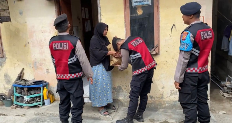 Sambut Hari Lahir Pancasila, Ditsamapta Polda Aceh Bagi Sembako