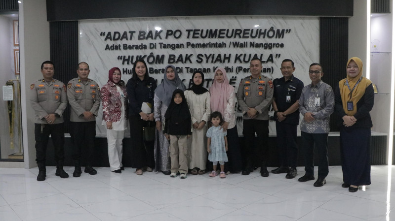 Kapolda Aceh Serahkan Jaminan Kecelakaan Kerja kepada Keluarga Alm. Bripka Kurniadi