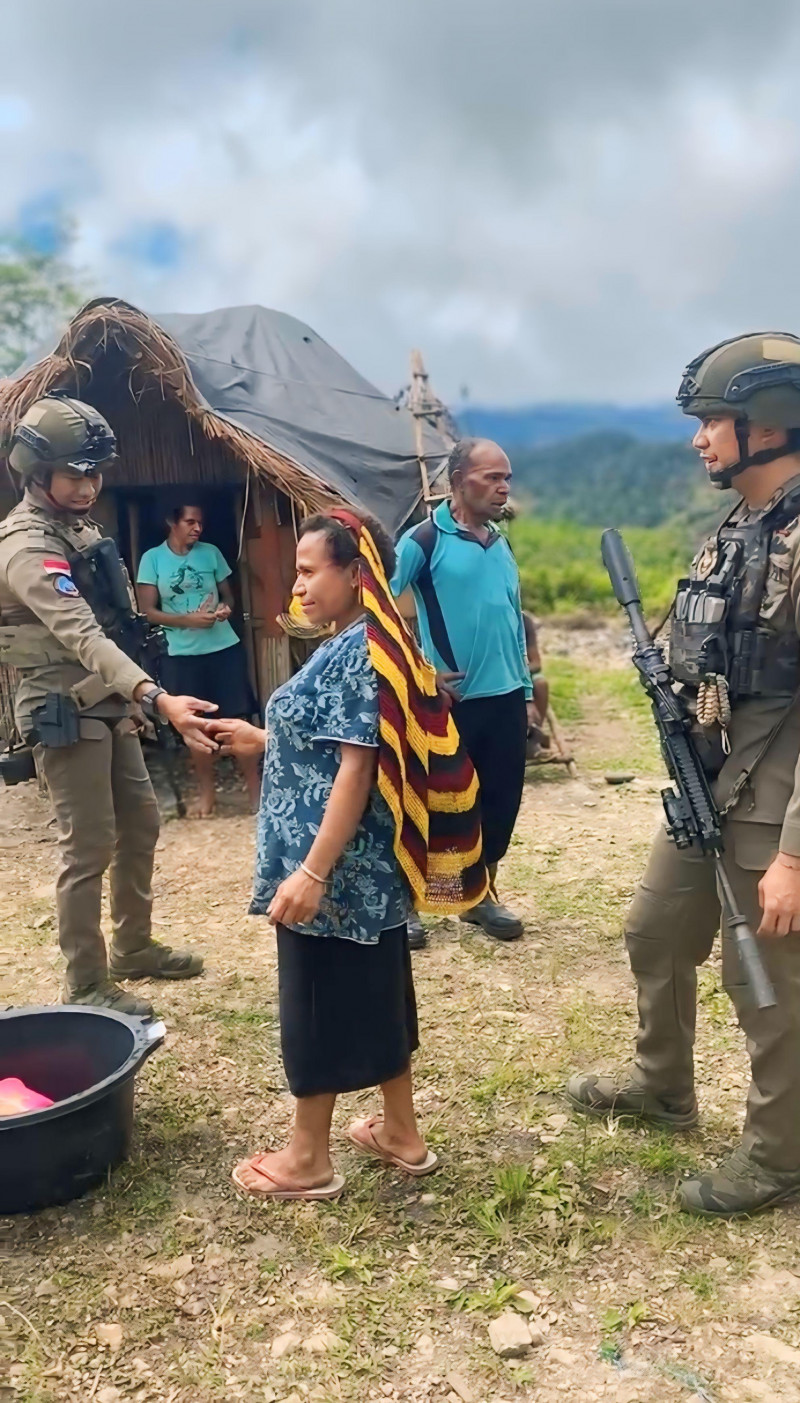 Ops Damai Cartenz-2025 Pererat Hubungan dengan Masyarakat Kampung Okpol Melalui Patroli Sambang