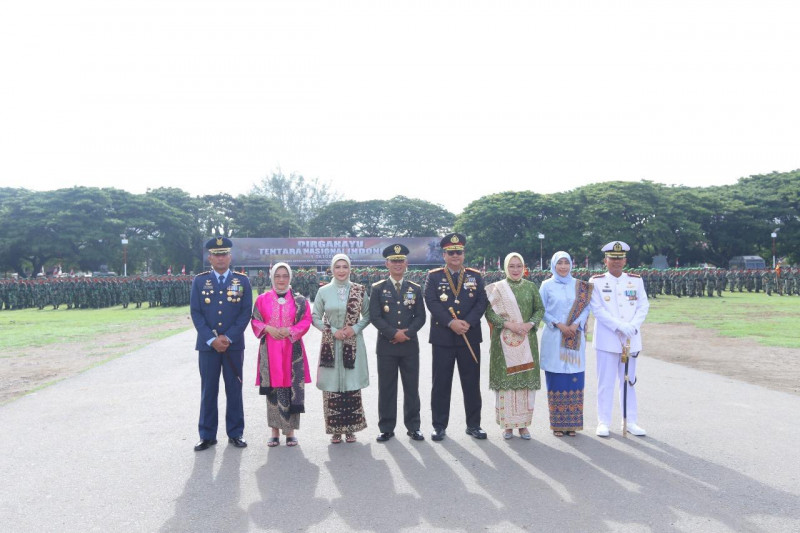 Kapolda Aceh Dan Ketua PD Bhayangkari Aceh Hadiri Upacara Peringatan HUT ke 79 TNI