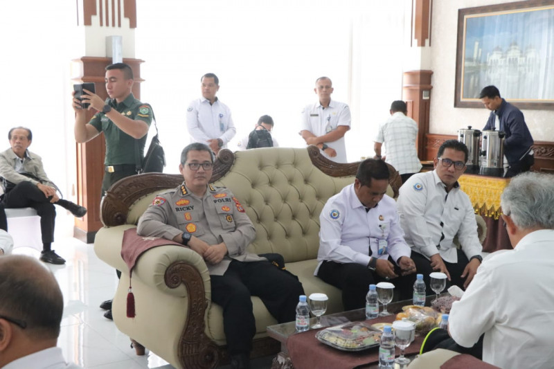 Irwasda Polda Aceh Sambut Kedatangan Menteri Kelautan Dan Perikanan RI di Bandara SIM