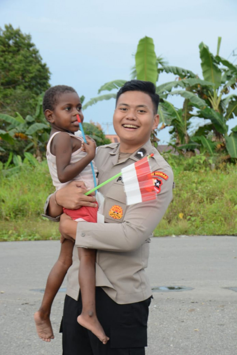 Memperingati HUT RI ke-80, Satgas Ops Damai Cartenz Ajak Anak-anak Iwaka Kenali Arti Kemerdekaan