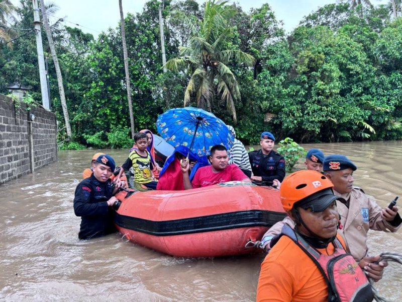 Banjir dan Longsor di Bali, Polri Bantu Evakuasi Warga Terdampak