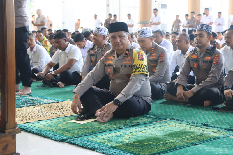 Wakapolda Aceh Dan Irwasda Polda Aceh Hadiri Peringatan Nuzulul  Qur'an Di Masjid Babuttaqwa