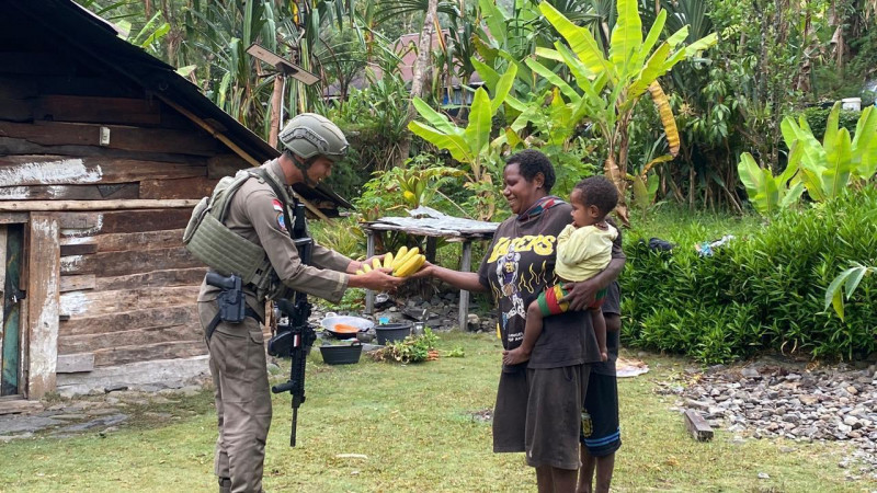 Dari Sekolah hingga Permukiman Warga, Satgas Kepolisian Ops Damai Cartenz Hadir Jaga Keamanan di Muara