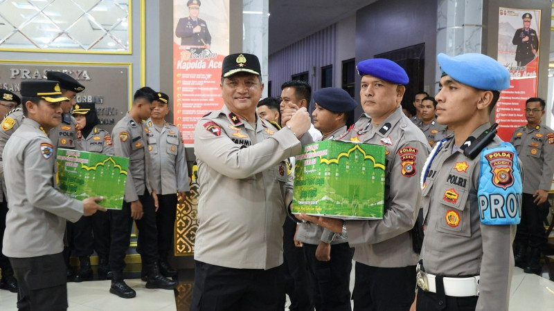 Bersamaan Lepas Personel Polda Aceh Yang Umroh, Kapolda Aceh Serahkan Bingkisan Paket Lebaran