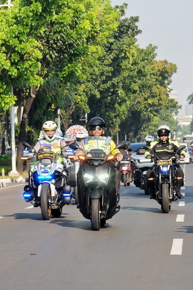 Naik Motor, Kakorlantas Polri Tinjau Langsung Pengamanan Lalu Lintas Puncak HUT ke-80 RI