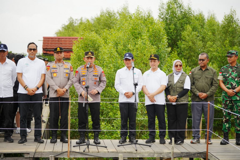 Kapolri dan Menteri LH Tanam Mangrove di Kalbar, Dorong Kepedulian Untuk Lestarikan Lingkungan