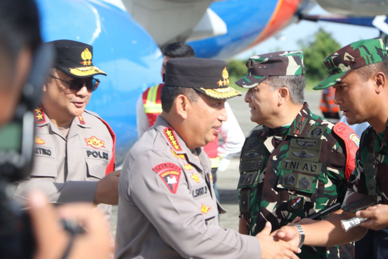 Kapolda Aceh Sambut Kedatangan Panglima TNI Dan Kapolri Di Bandara SIM