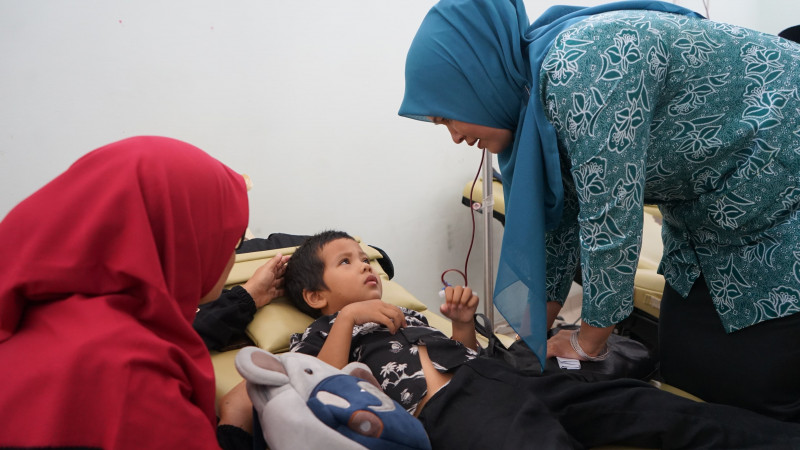 Peringati Hari Talasemia Sedunia, Istri Wakil Gubernur Aceh Santuni Pasien Talasemia di RSUDZA