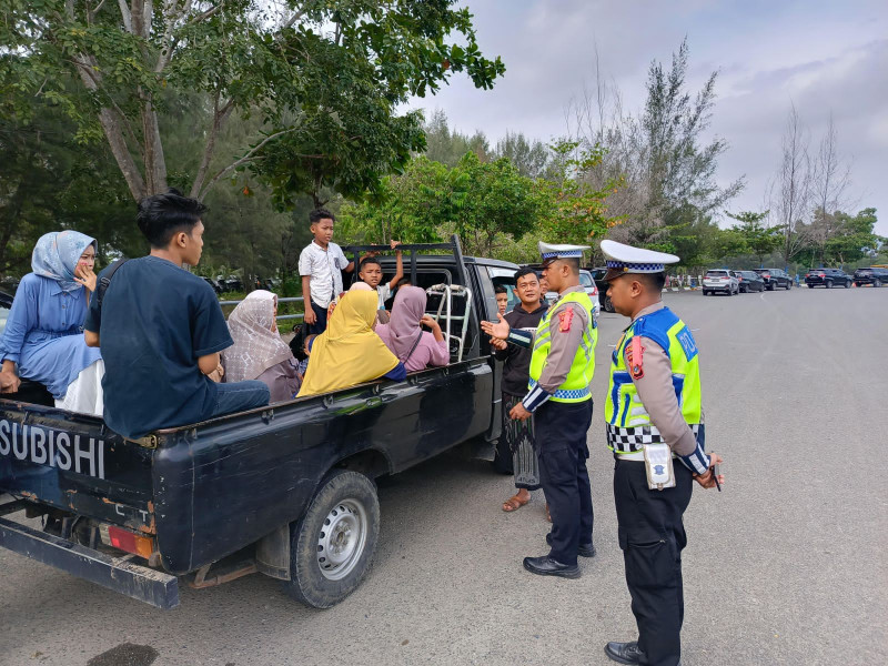 Petugas Operasi Ketupat Seulawah Di Pelabuhan Ulee Lheue Sangat Humanis Beri Imbauan Kepada Masyarakat