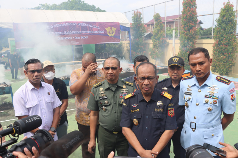 Pj. Sekda Aceh Bersama Dirbinmas Polda Aceh Hadiri Peringatan Hardiknas Di Kantor Gubernur Aceh