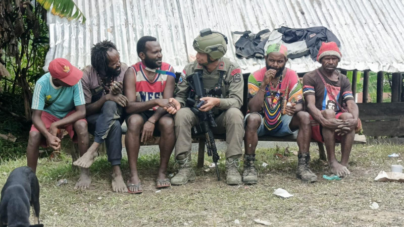 Patroli Humanis di Intan Jaya, Satgas Ops Damai Cartenz Duduk dan Berdialog dengan Warga
