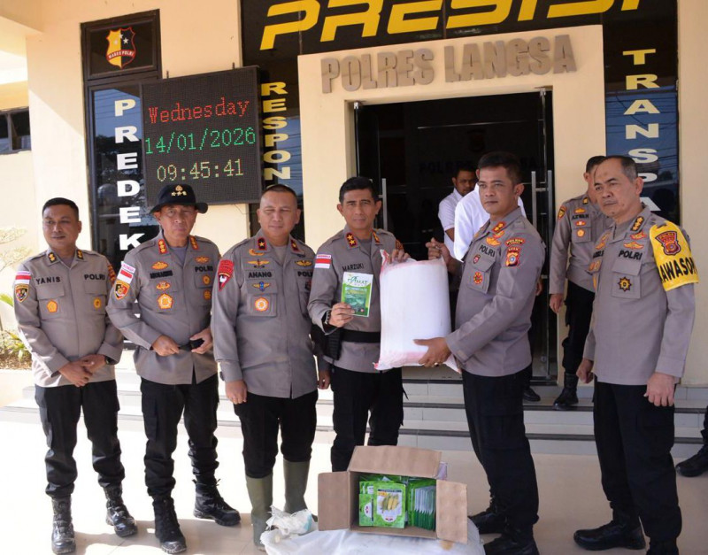 Kapolda Aceh Serahkan Bantuan 500 Karung dan Bibit Tanaman kepada Warga Terdampak Banjir di Kota Langsa