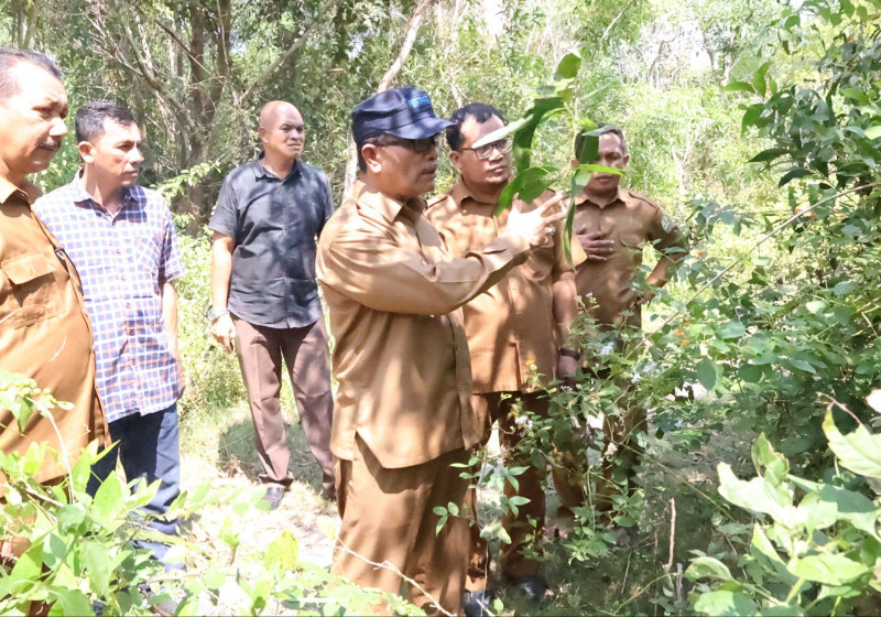 *Muslem Yakob Masuk Hutan  Telusuri Aset Milik Dinas Sosial Aceh Di Lhoknga*