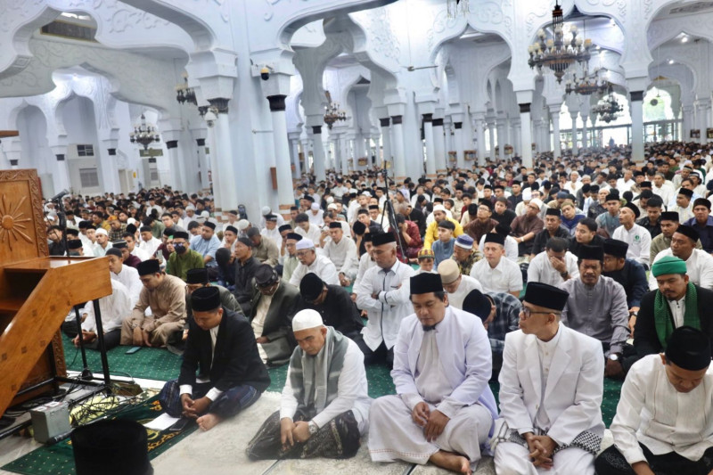 Kapolda Aceh Salat Idul Adha di Masjid Raya Baiturrahman Dan Serahkan Satu Ekor Sapi Untuk Qurban