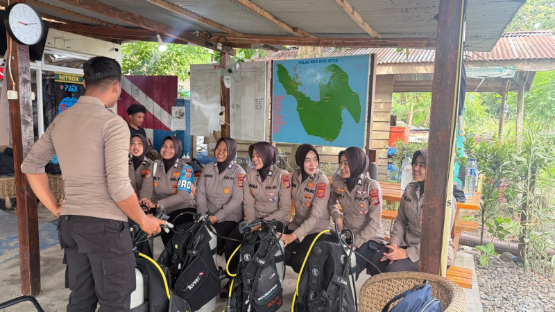Peringati Hari Jadi ke-78, Polwan di Aceh Promosikan Wisata Bahari Sabang Lewat Diving