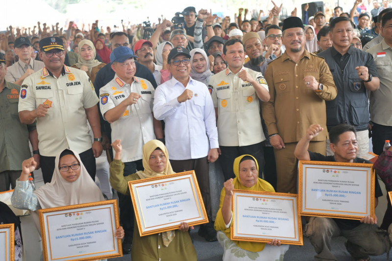 Wagub Aceh Dampingi Menko PMK dan Mendagri Serahkan Bantuan Rumah Rusak di Aceh Tamiang