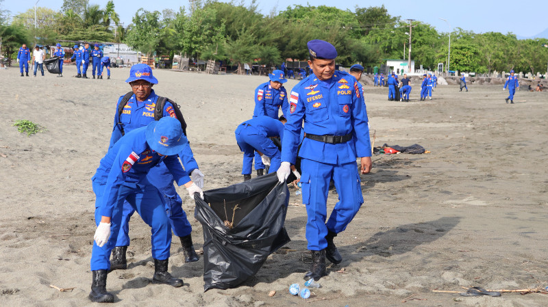 Ratusan Personel Ditpolairud Polda Aceh Laksanakan Kegiatan ASRI di Pantai Syiah Kuala Sambut Hari Bhayangkara ke-80