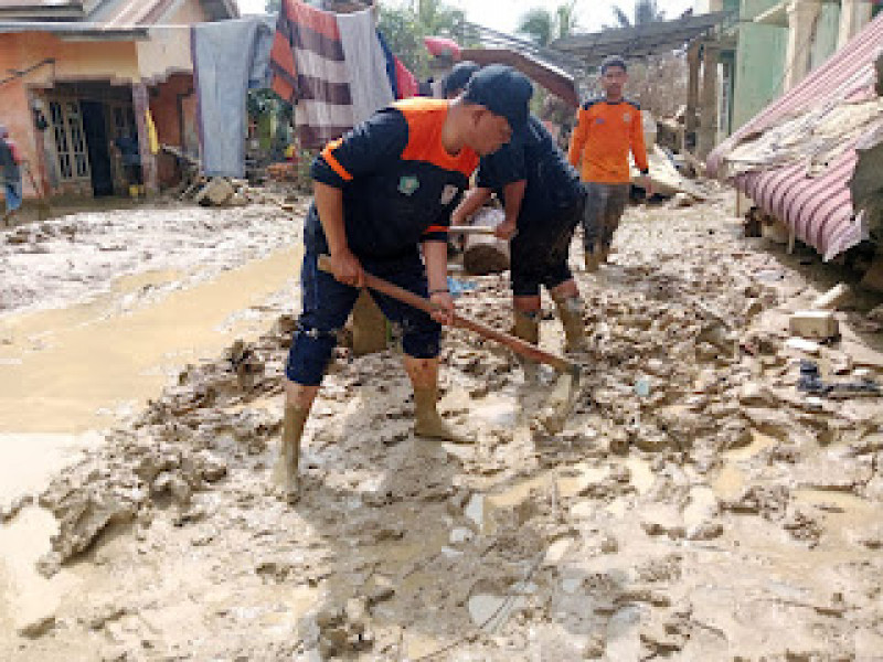 Relawan Hidayatullah dan BMH Bersihkan Rumah Imam Rawatib Masjid Suhada Aceh Tamiang