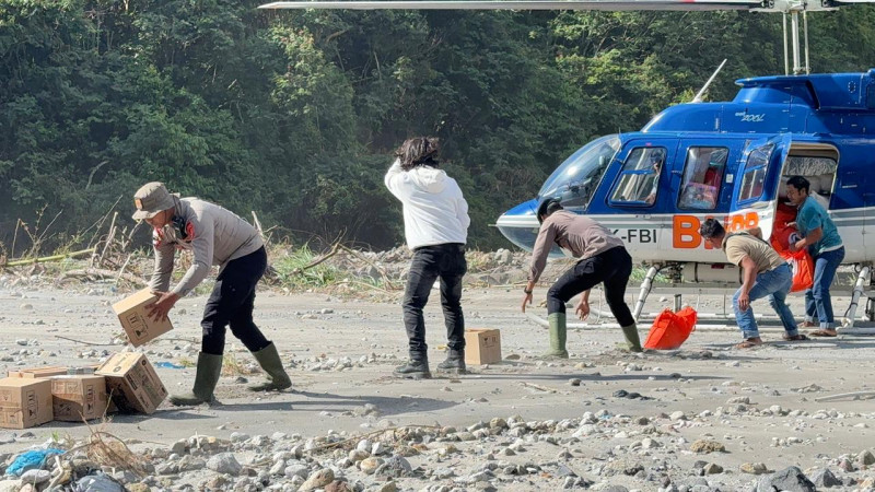 Polri Bantu Proses Penurunan Sembako dari Helikopter BNPB di Bener Meriah