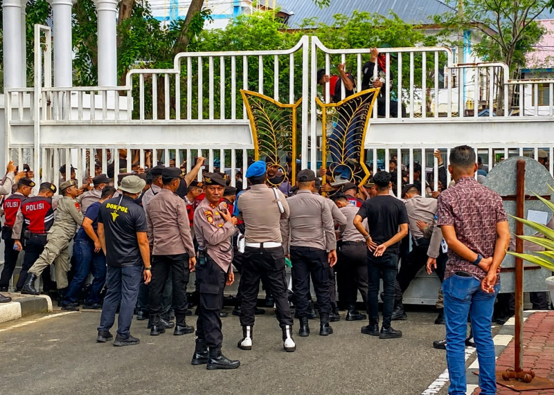Polisi Bersama Masyarakat: Polda Aceh Redam Massa Aksi dengan Lantunan Salawat Badar