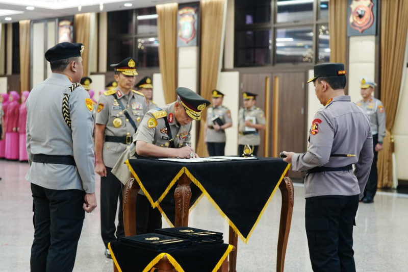 Kapolri Pimpin Upacara Serah Terima Jabatan Sejumlah Pejabat Polri