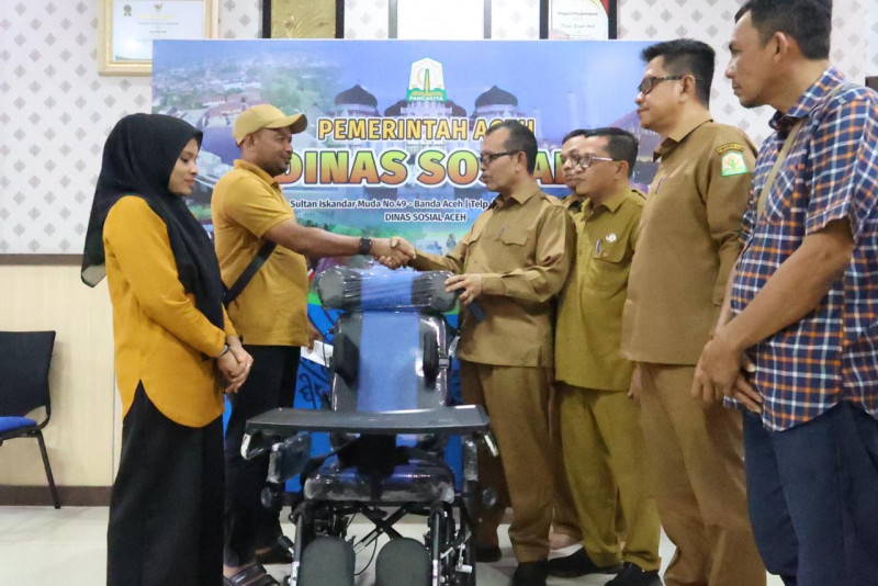 *Dinsos Aceh Serahkan Kursi Roda Cerebral Palsy Untuk Warga Sabang*