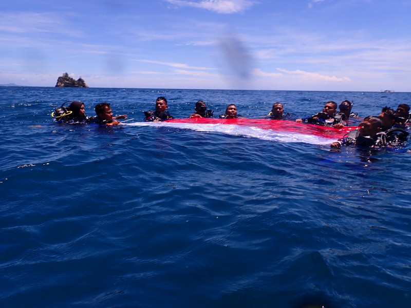 HUT Ke-81 RI, Polairud Polda Aceh Kibarkan Bendera Merah Putih di Dasar Laut Krueng Raya