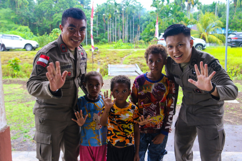 Satgas Ops Damai Cartenz Berbagi Bingkisan Makanan Ke Warga Kampung Ansudu, Sarmi, Papua