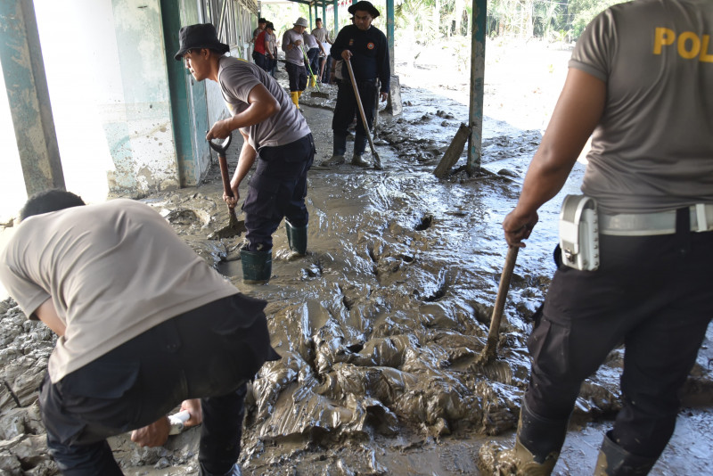 Polres Bireuen Kebut Pembersihan SD Negeri 11 Peusangan Agar Kegiatan Belajar Kembali Normal