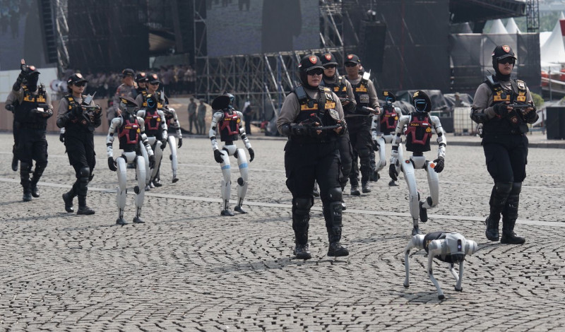 Robot Humanoid hingga Robot Dog Beratribut Polisi Ramaikan Monas dalam Persiapan Hari Bhayangkara ke-79
