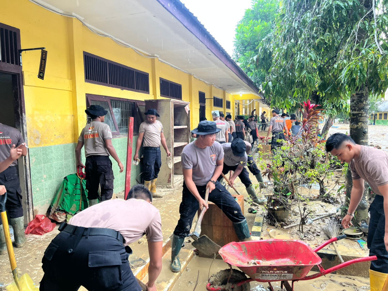 12 Lokasi Terdampak Bencana Alam di Aceh Tamiang Dibersihkan Polri