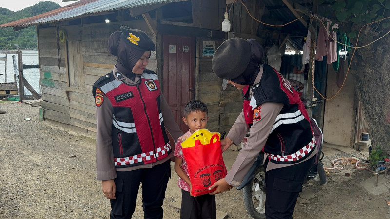 Polwan Ditsamapta Polda Aceh Bagi Sembako Untuk Warga Krueng Ujung Pancu