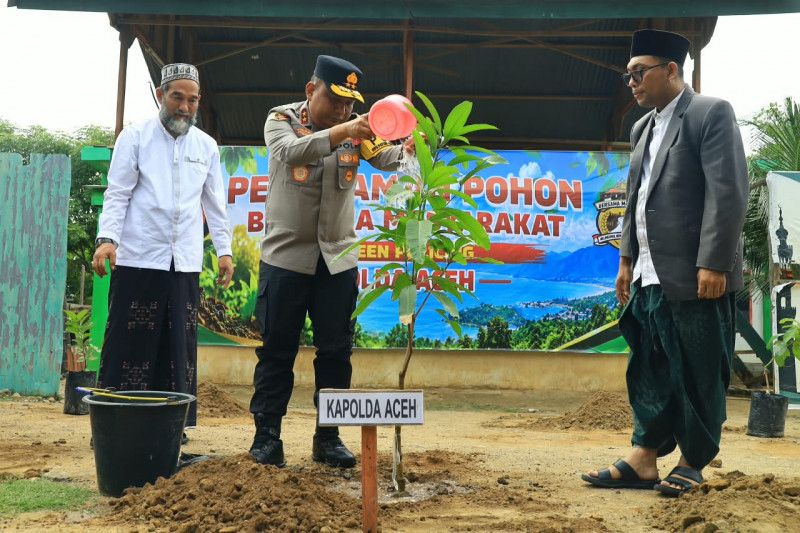 Dukung Green Policing, Kapolda Aceh Tanam Puluhan Pohon di Dayah Mini