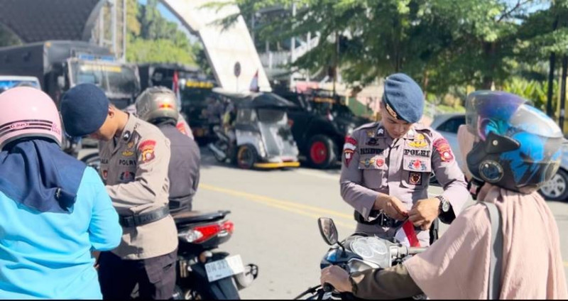Jelang Kemerdekaan RI ke-80, Brimob Polda Metro Bagikan Ribuan Bendera Merah Putih