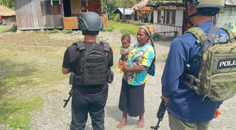 Satgas Humas Ops Damai Sambangi Warga & anak-anak di Distrik Kulirik, Puncak Jaya