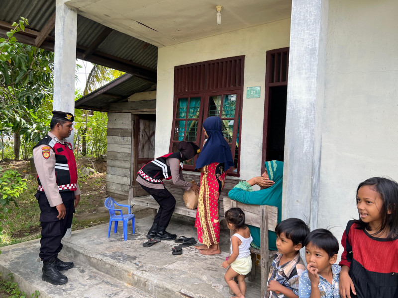 Personel Ditsamapta Polda Aceh Patroli Bagi Sembako Bantu Warga Kurang Mampu