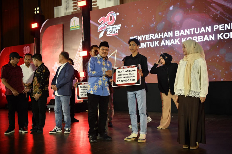 Wagub Aceh Anugerahkan Penghargaan untuk Wartawan Peliput Proses Perdamaian