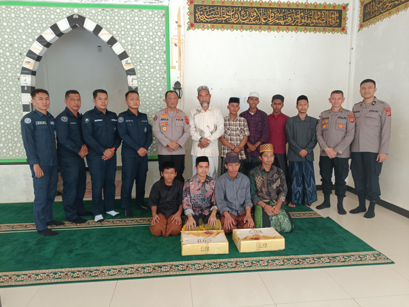 Sambil Bersilaturahmi, Kurma Bantuan Kapolda Aceh Dibagikan Kabid Humas ke Dayah Mini Aceh Gampong Alue Naga