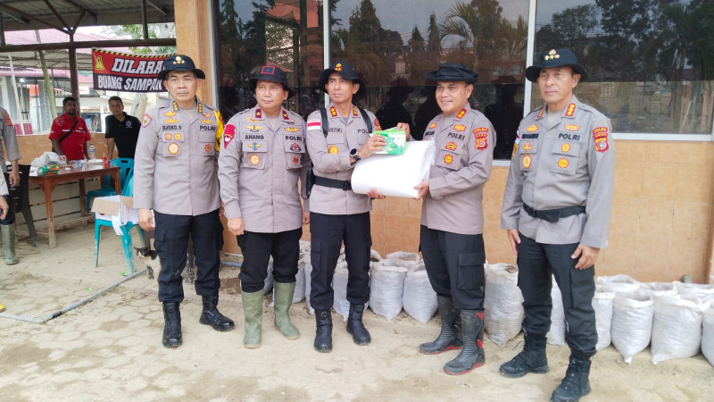 Manfaatkan Lumpur Banjir, Kapolda Aceh Serahkan Ribuan Polibag Berisi Bibit Tanaman kepada Masyarakat Aceh Tamiang