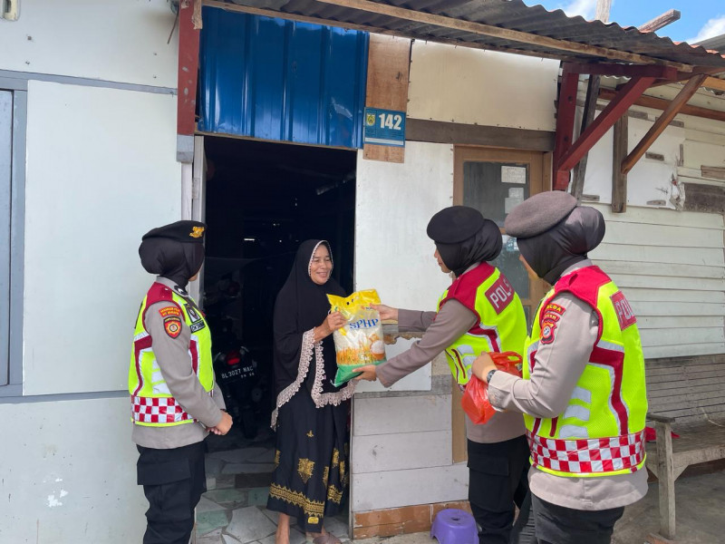 Ditsamapta Polda Aceh Peduli, Bagi Sembako Dan Takjil Di Bulan Ramadhan