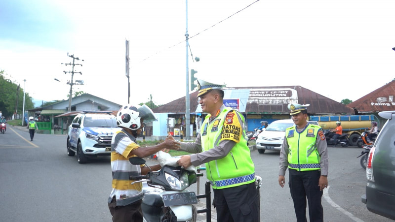 Dirlantas Polda Aceh Turun Langsung Bagikan Takjil dan Paket Beras kepada MasyarakatBanda Aceh