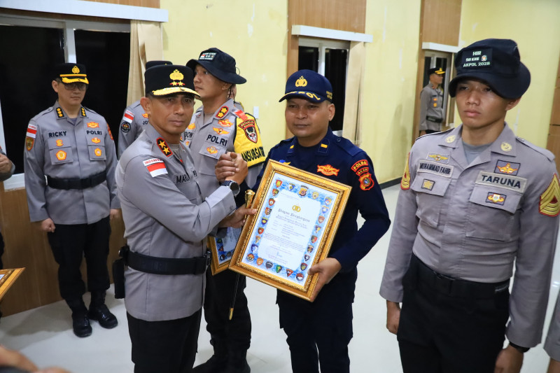 Kapolda Aceh Beri Penghargaan Taruna Akpol dan Personel Polda Aceh atas Aksi Kemanusiaan Pascabencana Aceh Tamiang