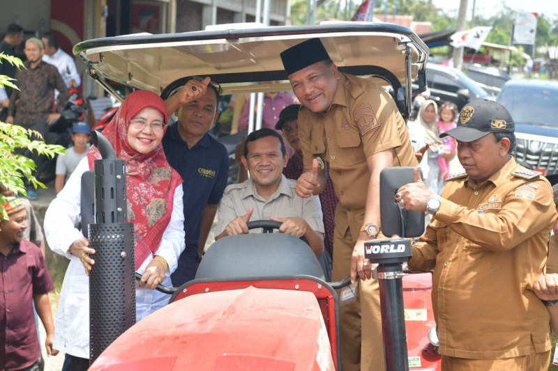Perkuat Pertanian Aceh, Wagub Fadhlullah Bawa Bantuan Alsintan Langsung ke Petani